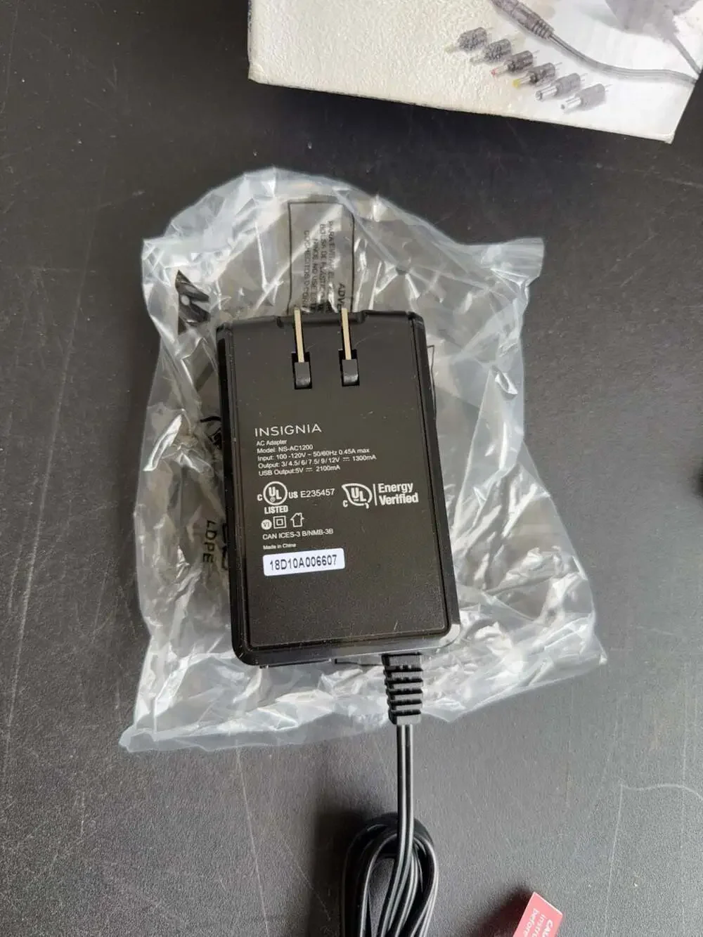 Insignia NS-AC1200 Universal AC Power Adapter + USB Port and 7 Interchangeable